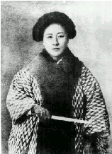 1875年生于绍兴，原名闺谨，字�v卿，自号竞雄，别号鉴湖女侠，汉侠女儿。浙江山阴（今绍兴）人。是我国近代杰出的革命家、妇女解放运动的先驱。